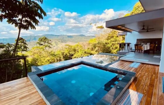 Large House With Infinity Pool in Uvita