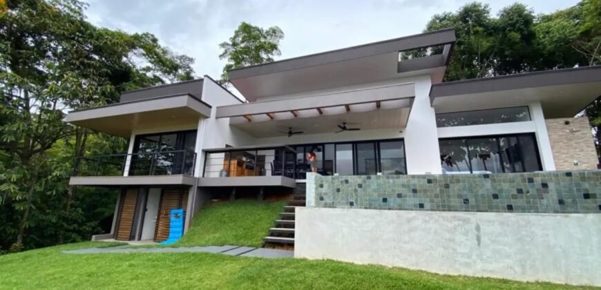 Large House With Infinity Pool in Uvita