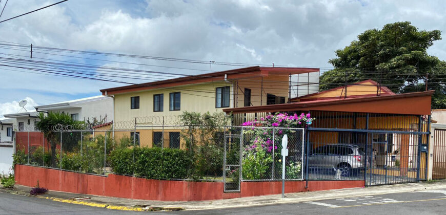 Duplex house in San Francisco Heredia