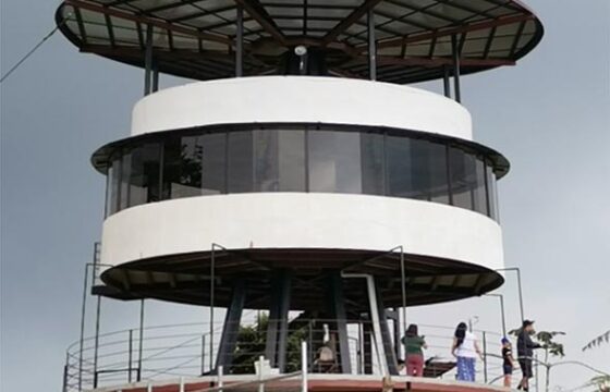 House and Airbnb Tower in Uvita